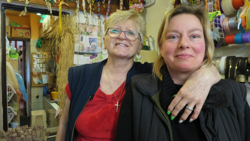 Květinářka Kristina Hloušková (vpravo) s kolegyní, foto Jitka Slezáková.JPG