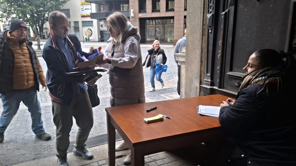 Přebírací místo na liberecké radnici, kam vozí jednotlivé okrskové komise výsledky za svůj okrsek | foto: Jana Pavlíčková, Český rozhlas Přebírací místo na liberecké radnici, kam vozí jednotlivé okrskové komise výsledky za svůj okrsek