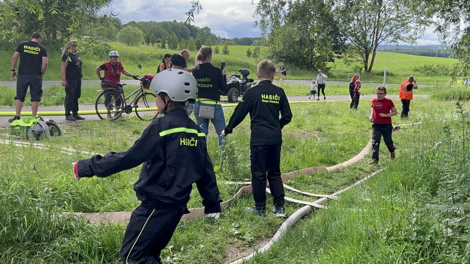 Hasiči z dětských kroužků Čech, Polska a Německa stanovili nový rekord v dálkovém vedení vody, ten je 10,2 kilometrů