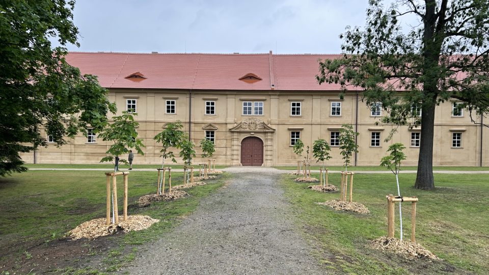 Opravené křídlo hospodářského dvora zámku Zákupy