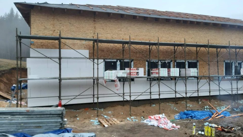 Stavba nové budovy Sudbury školy v Rádle
