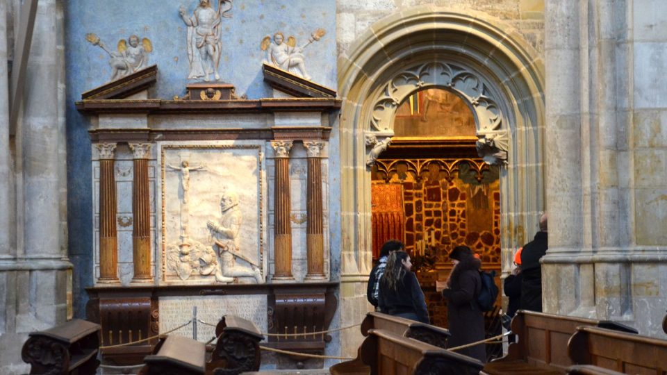 Zachovaný severní portál kaple ze 14. století