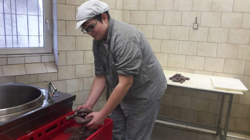 Učeň řeznického řemesla ve Frýdlantě Jiří Babín se učí připravovat jelítka