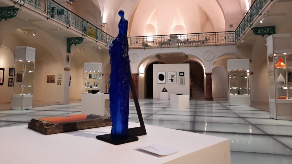 Oblastní galerie Liberec vystavuje díla benefiční aukce Nadace Euronisa 2023