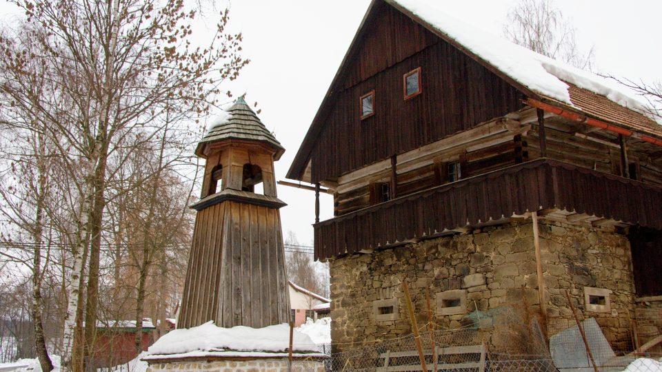 Dřevěná zvonička ve Škodějově