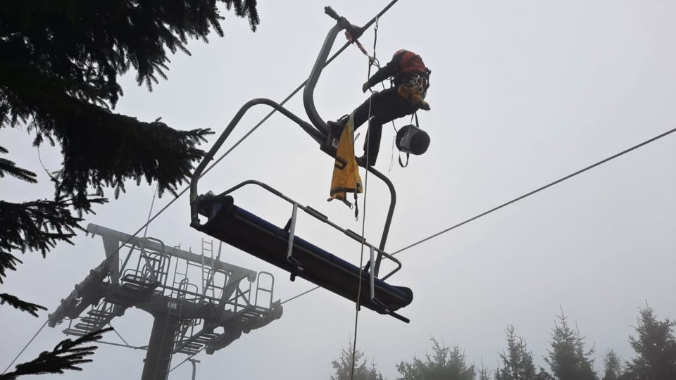 Nácvik záchrany ze sedačkové lanovky na Černém vrchu na Ještědu