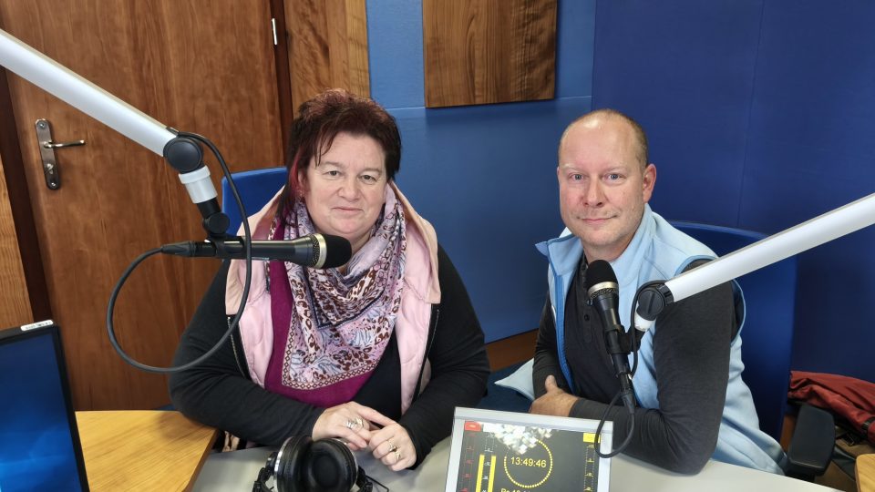 Ředitelka TyfloCentra Karlovy Vary Pavlína Lišková (vlevo) a pracovník v přímé péči Miloslav Liška