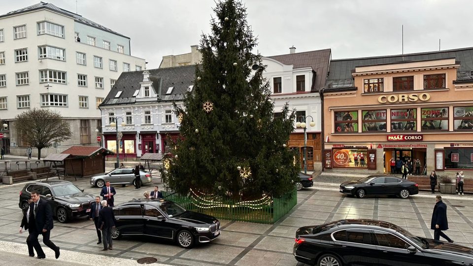 Prezidentský pár přijíždí do Jablonce nad Nisou | foto: Kateřina Kubíčková, Český rozhlas Prezidentský pár přijíždí do Jablonce nad Nisou