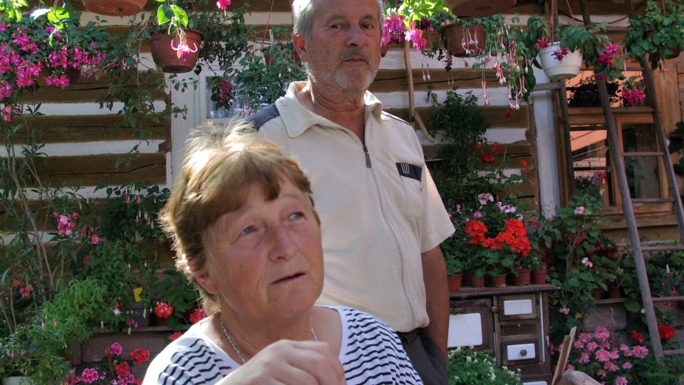 Manželé Jana a Pavel Suchardovi u své zrekonstruované kvetoucí roubenky v Újezdci u Syřenova