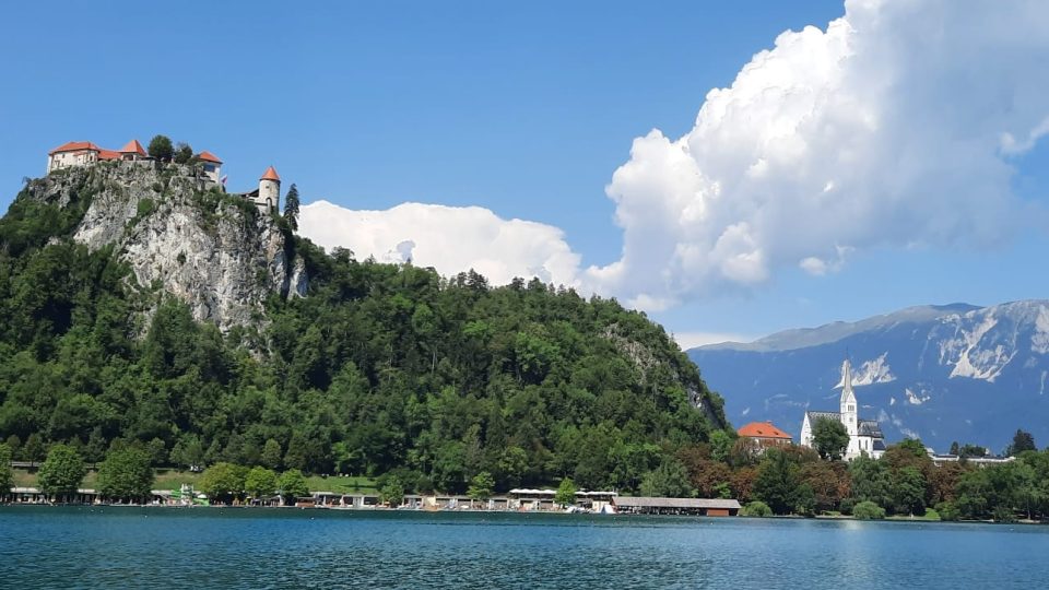 Nad jezerem Bled se tyčí středověký hrad.jpg
