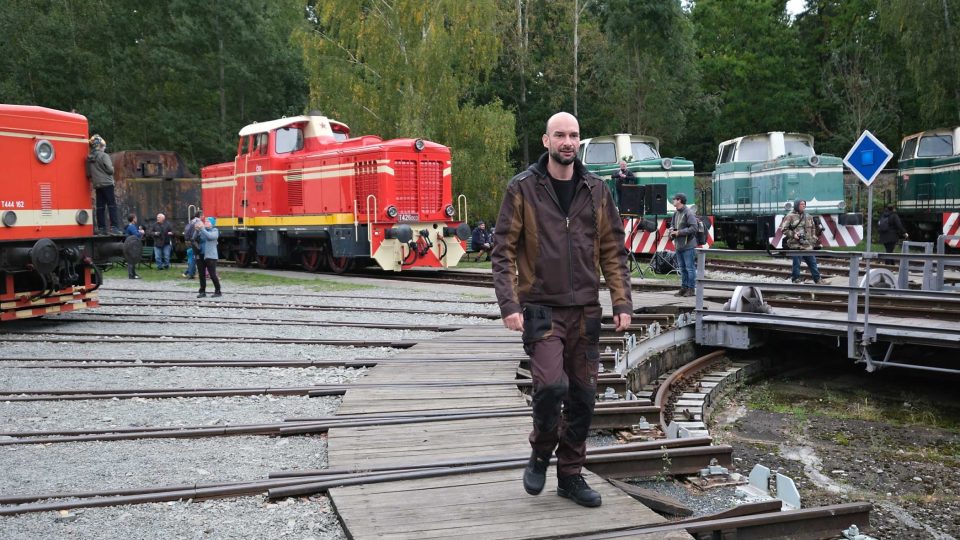 Strojvedoucí kořenovské Rakušanky Tomáš Dvořák v Lužné u Rakovníka | foto: Miroslav Polach Strojvedoucí kořenovské Rakušanky Tomáš Dvořák v Lužné u Rakovníka