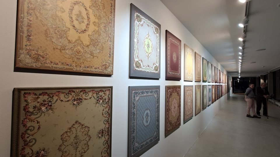 Výstava v Desítkách představuje vzory koberců, které se z Vratislavic vyvážely do celého světa