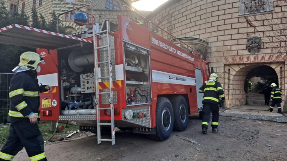 Čeští a polští hasiči při simulaci požáru frýdlantského zámku