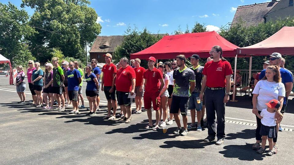 16 ročníku soutěže O zlatou povodňovou lopatu se ve Višňové zúčastnilo 15 týmů, 11 mužských a 4 ženské | foto: Kateřina Kubíčková, Český rozhlas 16 ročníku soutěže O zlatou povodňovou lopatu se ve Višňové zúčastnilo 15 týmů, 11 mužských a 4 ženské