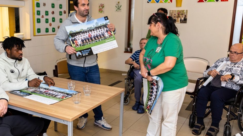 Fotbalisté Slovanu Sebastián Kop a Benjamin Nyarko v doprovodu ředitele komunikace Tomáše Čarnogurského navštivili klienty Alzheimer Home centra ze Sychrova