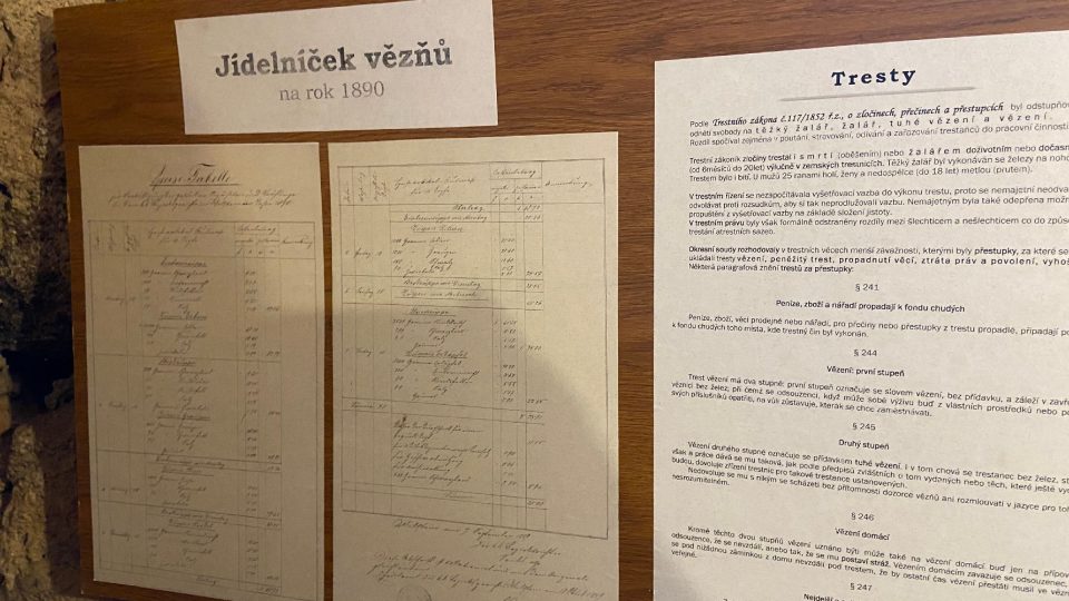 Malé muzeum soudnictví navazuje na téměř stoleté působení okresního soudu na Vildštejně