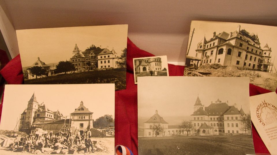 Dobové snímky ze stavby vysocké Kramářovy vily