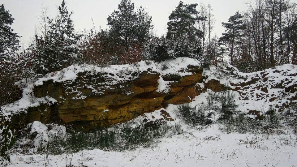 Jedna z menších skal v přírodní památce Na skalách