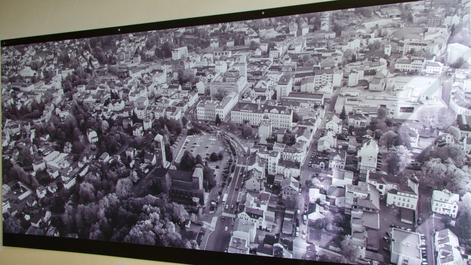 Dobrová letecká fotografie Jablonce nad Nisou zdobí interiér jablonecké radnice