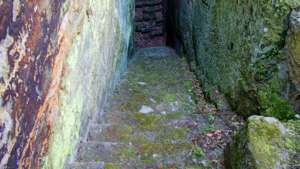 Kamenné schody na hradě Sloup
