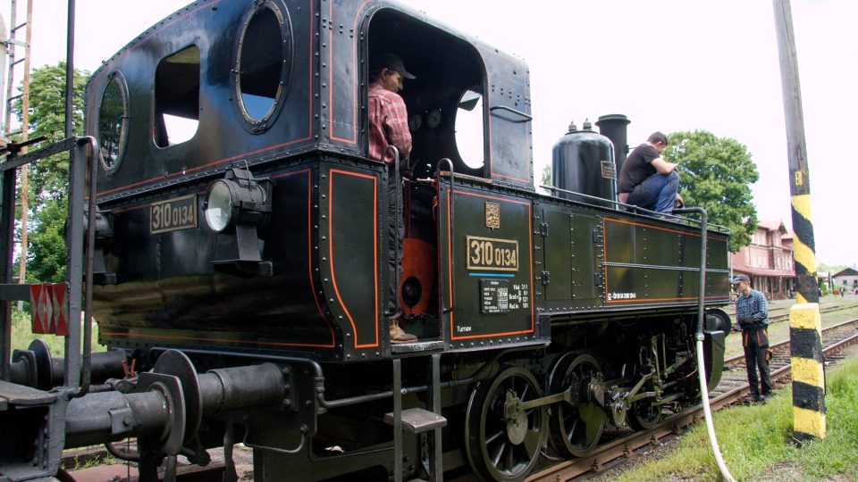 Soupravu historických vagonů povede na 1. Krkonošském parní víkendu lokomotiva zvaná Kafemlýnek nebo Babička