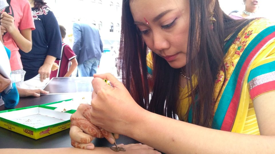 Thajská studentka z TUL maluje henou