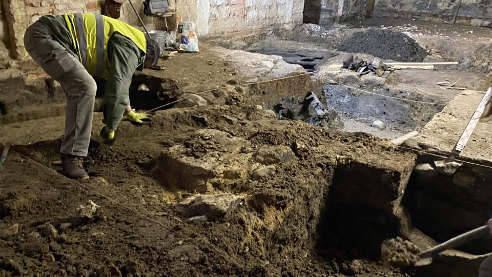 Pod českolipským divadlem pracují archeologové