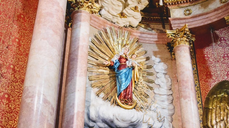 Na Svatém Hostýně vyobrazena Panenka Maria s blesky v ruce