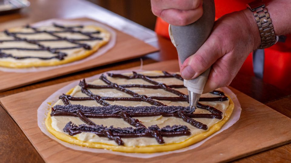 Na těsto klademe náplně pomocí cukrářského sáčku