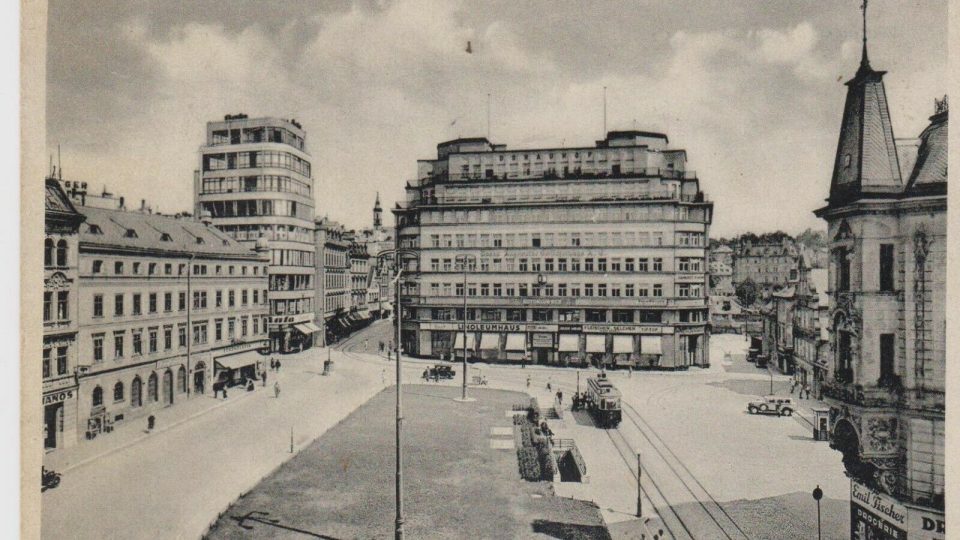 Do roku 1938 se současné Soukenné náměstí jmenovalo Tuchplatz, uprostřed dnešní palác Dunaj, budova Bati vlevo