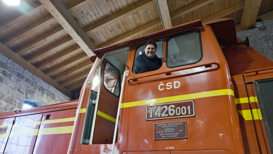 Rozzářené oči redaktora Pavla Petra na lokomotivě ve výtopně Kořenov