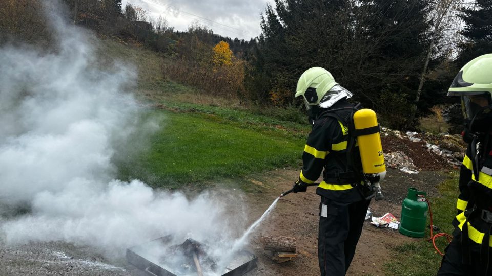 Studenti požární ochrany ve Střední škole v Semilech při tréninku