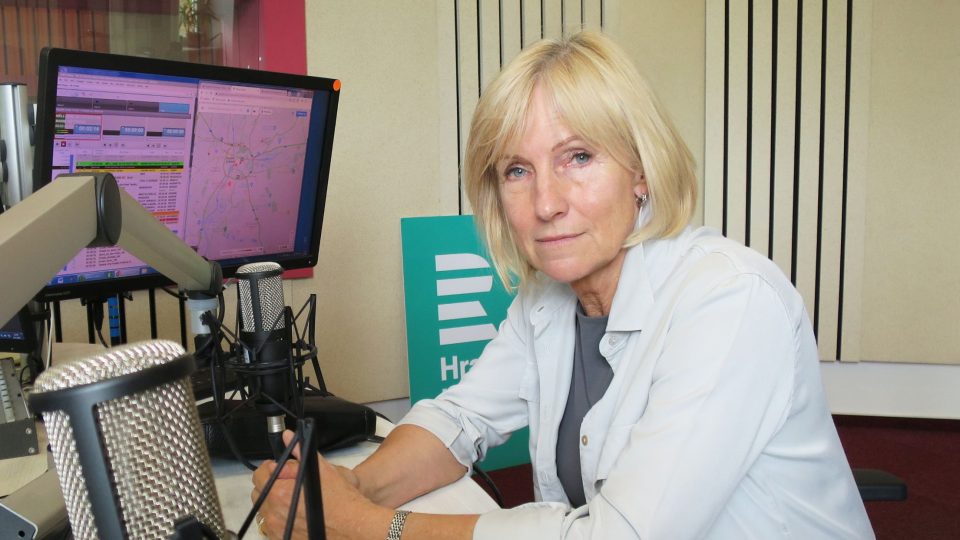 Jitka Ferbrová ve studiu Českého rozhlasu Hradec Králové