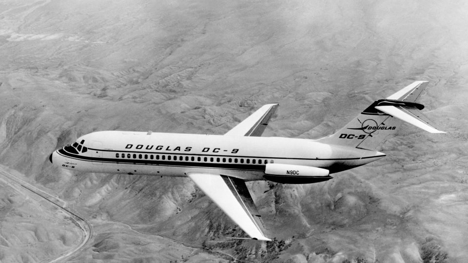 Dvoumotorový dopravní letoun Douglas DC-9. Právě takový, ovšem v jugoslávských barvách, se v lednu 1972 po explozi ukryté výbušniny zřítil u Srbské Kamenice