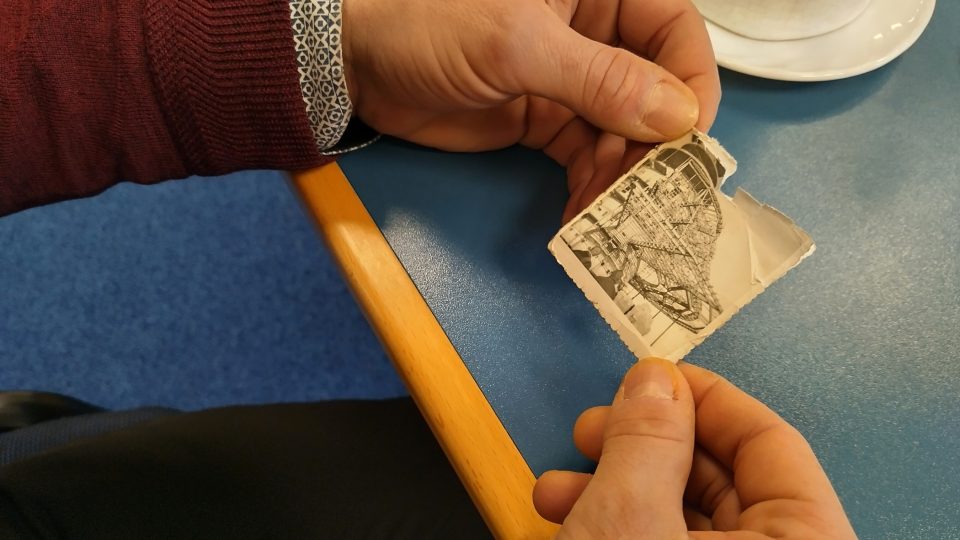 Detail fotografie, kterou vnuk Karla Hubáčka Petr nosí v peněžence