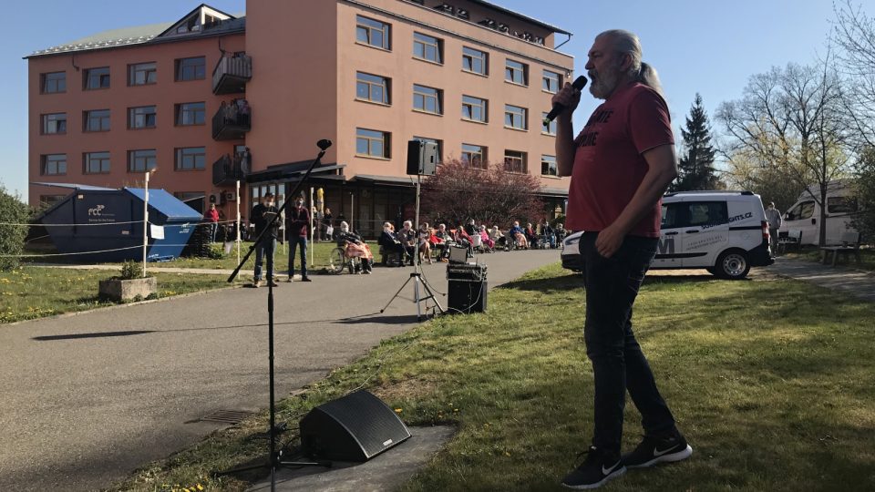 Daniel Hůlka koncertuje před domovy pro seniory v Libereckém kraji