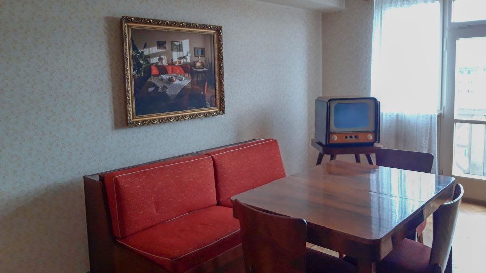 Ukázkový byt je vybavený dobovým nábytkem