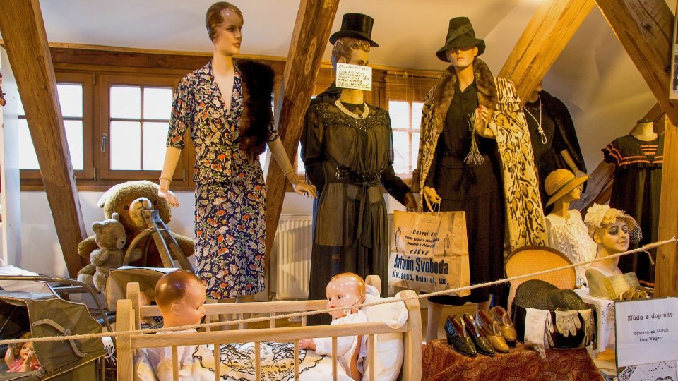 Betlémy v muzeu doplňují hračky a šaty