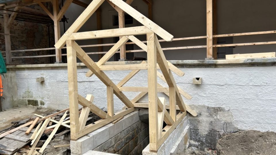 Vstup do sklepa zámku Vartneberk, kde archeologové učinili nový objev | foto: Jiří Jelínek, Český rozhlas Vstup do sklepa zámku Vartneberk, kde archeologové učinili nový objev