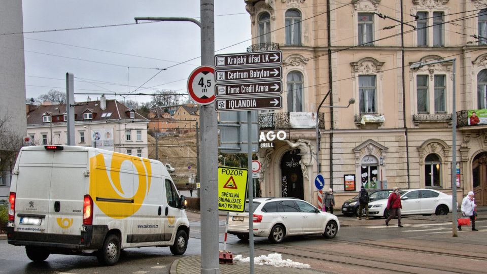 Auta ke křižovatce s tramvajovými kolejemi přijíždějí šikmo