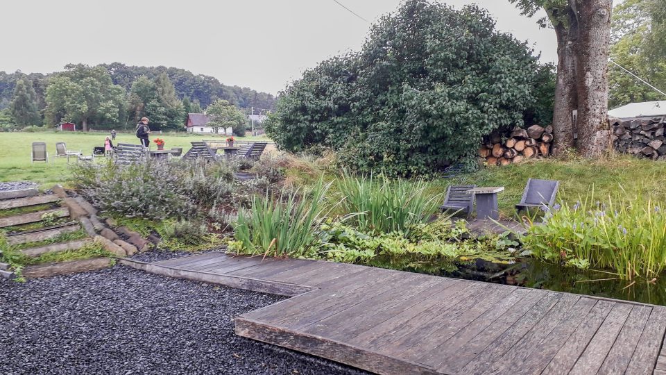 Kamenná Horka nabízí dva nevšední bary - Luční bar a Bar Kovárna | foto: Eva Bucharová, Český rozhlas Kamenná Horka nabízí dva nevšední bary - Luční bar a Bar Kovárna