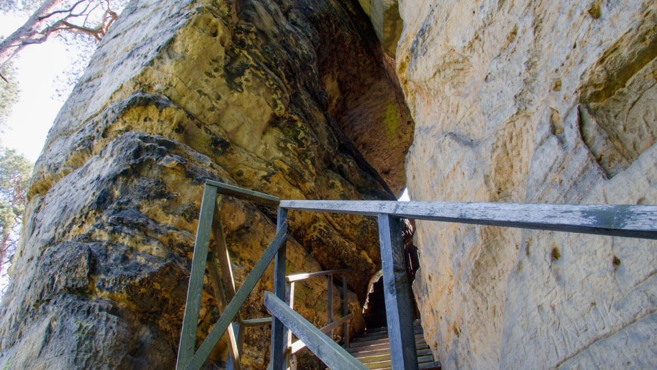 Schodiště ve skalním hradu Sloup