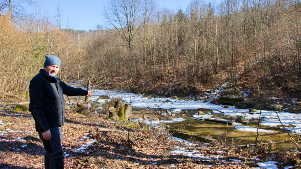 Tady bávala lávka, ukazuje nezávislý starosta Kunratic Milan Getz | foto: Jaroslav Hoření, Český rozhlas Tady bávala lávka, ukazuje nezávislý starosta Kunratic Milan Getz