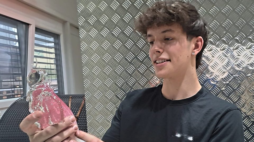 Michal Jaroš a jeden z jeho skleněných andělů | foto: Jana Švecová, Český rozhlas Michal Jaroš a jeden z jeho skleněných andělů