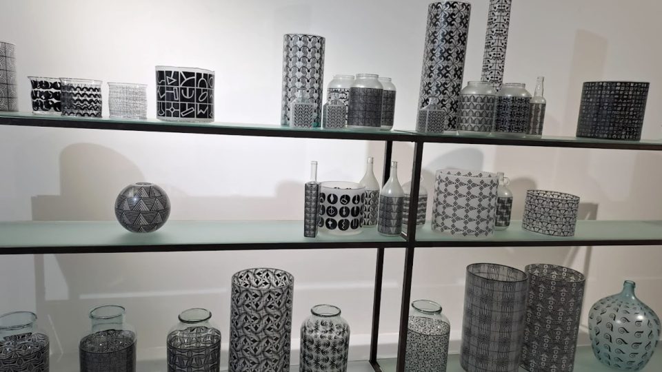 Vázy s originálními dekory z dílny Zdeňka Lhotského v jablonecké galerii Nisa Factory