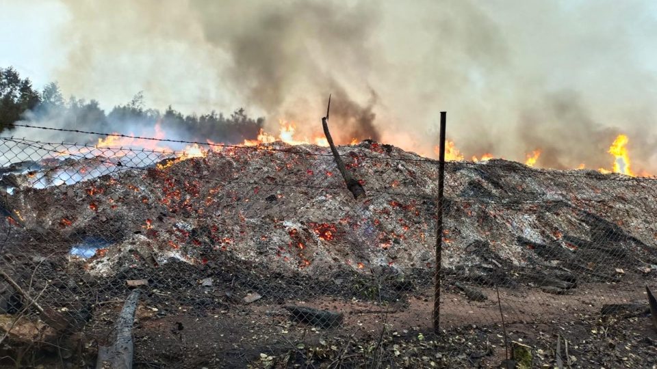 Hořící skládka v Tisové, ráno po zásahu hasičů