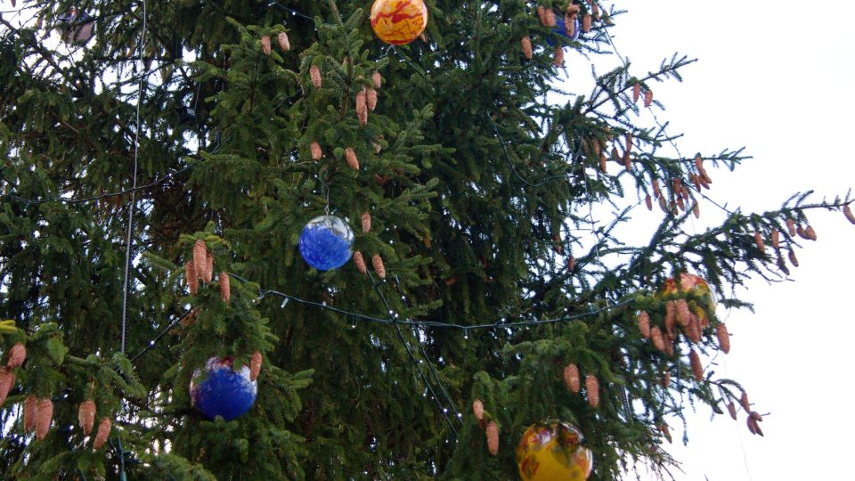 Skleněné ozdoby na vánočním stromě v Železném Brodě
