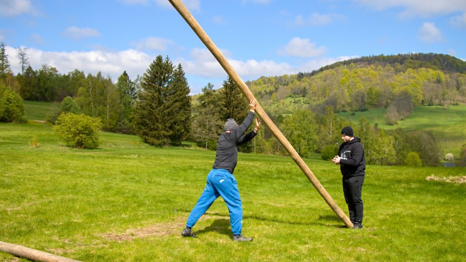 Trénink v hodu kládou. Tak trénuje trojnásobný mistr světa ve skotských hrách Vladislav Tuláček pod Klíčem