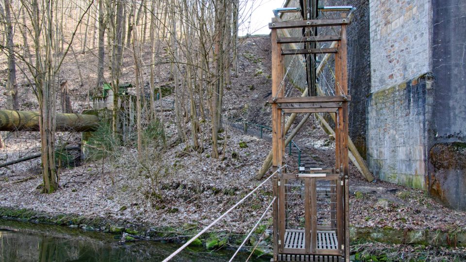 Transbordér v Andělské Hoře - konzola zavěšená pod mostovkou | foto: Jaroslav Hoření, Český rozhlas Transbordér v Andělské Hoře - konzola zavěšená pod mostovkou
