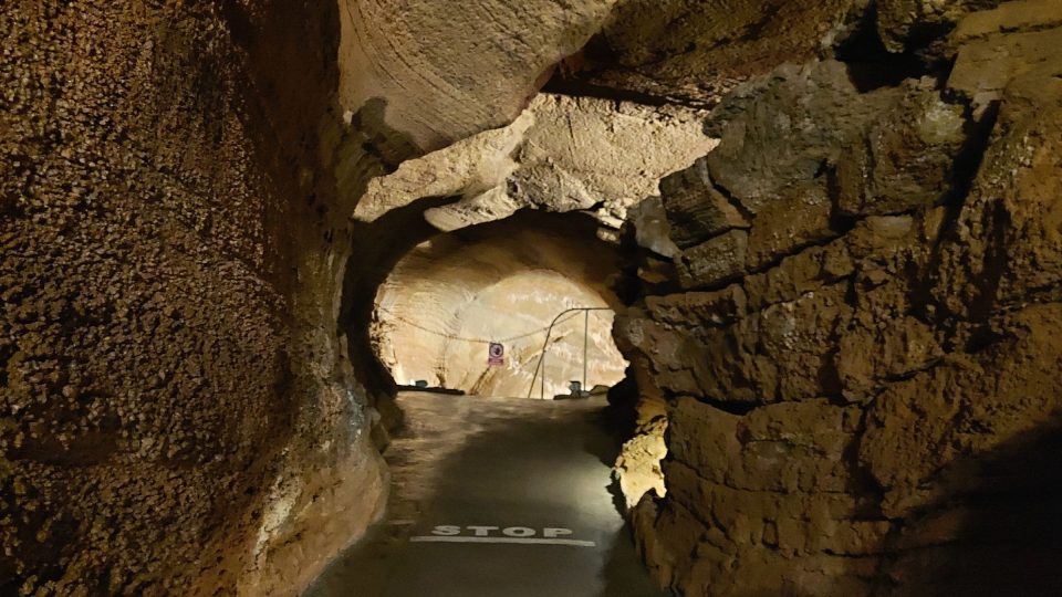 Koněpruské jeskyně každého ohromí už hned u samotného vstupu